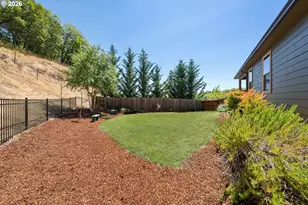 1795 NE Rocky Dr, Roseburg, OR 97470 - Photo 40