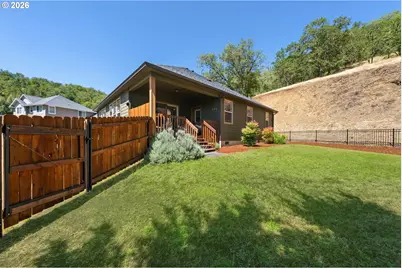 1795 NE Rocky Dr, Roseburg, OR 97470 - Photo 36