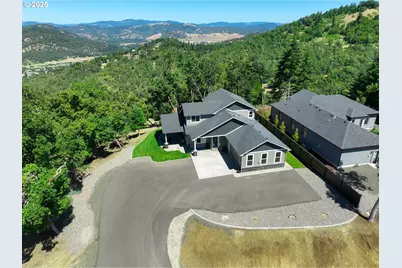 1062 Southridge Way, Roseburg, OR 97470 - Photo 1