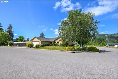 335 Weaver Ave, Myrtle Creek, OR 97457 - Photo 2