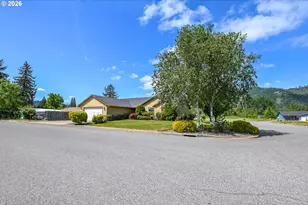 335 Weaver Ave, Myrtle Creek, OR 97457 - Photo 2