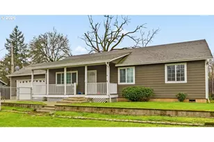 2966 NE Douglas Ave, Roseburg, OR 97470 - Photo 2