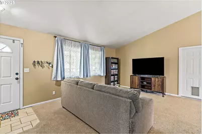 2966 NE Douglas Ave, Roseburg, OR 97470 - Photo 6