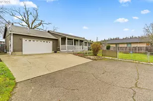 2966 NE Douglas Ave, Roseburg, OR 97470 - Photo 2