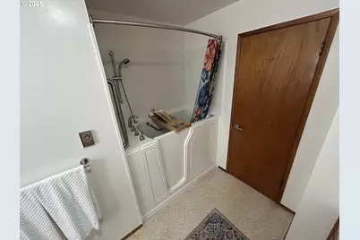 2207 Oregon Ct, Woodburn, OR 97071 - Photo 12