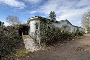 5748 NE Ainsworth St, Portland, OR 97218 - Photo 40