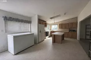 5748 NE Ainsworth St, Portland, OR 97218 - Photo 14