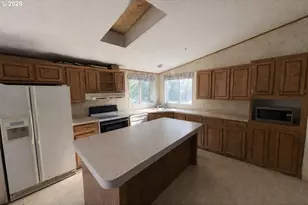 5748 NE Ainsworth St, Portland, OR 97218 - Photo 8