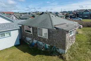 35 NW Dolphin St, Newport, OR 97365 - Photo 1