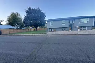 911 Division Ave, La Grande, OR 97850 - Photo 2