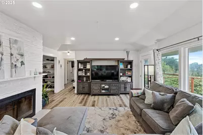 546 W Fir Ave, Coos Bay, OR 97420 - Photo 12