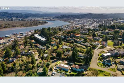 546 W Fir Ave, Coos Bay, OR 97420 - Photo 42