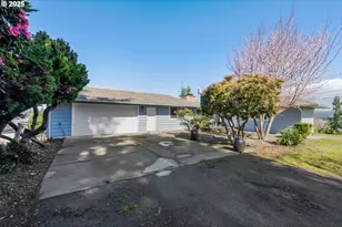 546 W Fir Ave, Coos Bay, OR 97420 - Photo 2