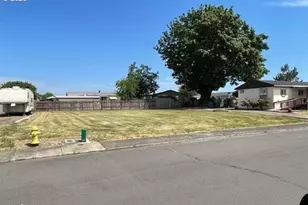 11842 NE Chateau Dr NE, Woodburn, OR 97071 - Photo 1