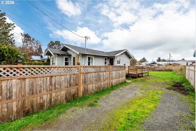 1066 S 8th St, Coos Bay, OR 97420 - Photo 6