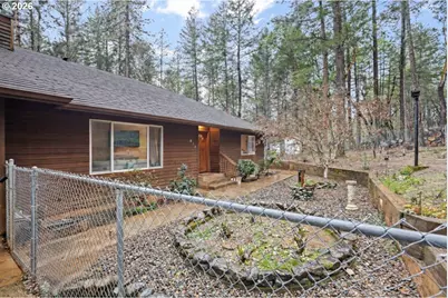 372 Thornbrook Dr, Merlin, OR 97532 - Photo 2