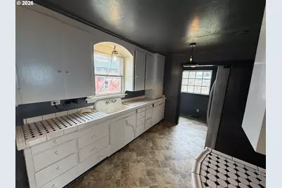 1066 S 8th St, Coos Bay, OR 97420 - Photo 12