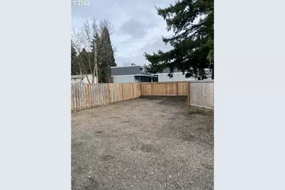 15725 SE Stark St, Portland, OR 97233 - Photo 10