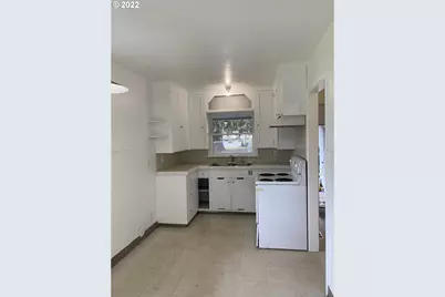 15725 SE Stark St, Portland, OR 97233 - Photo 12