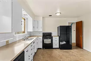 469 NE Sterling Dr, Roseburg, OR 97470 - Photo 12