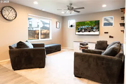 792 S 52nd Pl, Springfield, OR 97478 - Photo 4