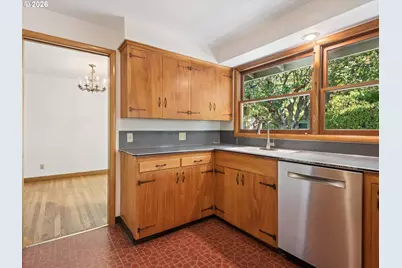 10426 SE Lincoln Ct, Portland, OR 97216 - Photo 12