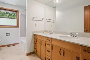 10426 SE Lincoln Ct, Portland, OR 97216 - Photo 18