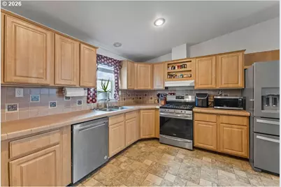 265 SE Grape Ave, Winston, OR 97496 - Photo 4