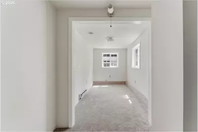 9142 SE Washington St, Portland, OR 97216 - Photo 12