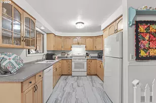 910 N 8th St, Coos Bay, OR 97420 - Photo 18