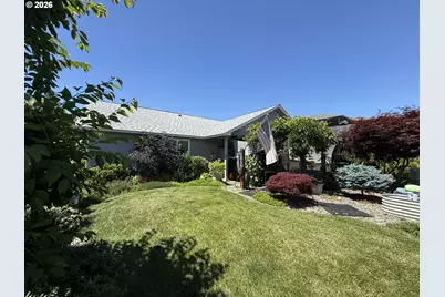 784 Pebble Crk St, Sutherlin, OR 97479 - Photo 4