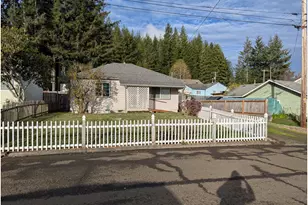 940 W 16th St, Coquille, OR 97423 - Photo 2