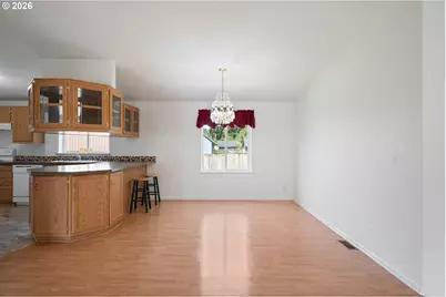 827 NE Woodard Ave, Castle Rock, WA 98611 - Photo 6