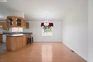 827 NE Woodard Ave, Castle Rock, WA 98611 - Photo 6