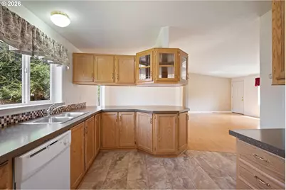 827 NE Woodard Ave, Castle Rock, WA 98611 - Photo 10