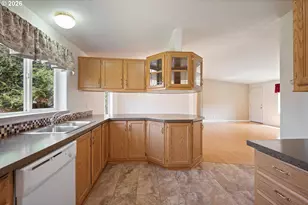 827 NE Woodard Ave, Castle Rock, WA 98611 - Photo 10