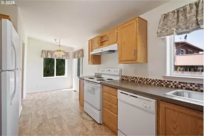 827 NE Woodard Ave, Castle Rock, WA 98611 - Photo 8