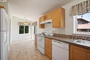827 NE Woodard Ave, Castle Rock, WA 98611 - Photo 8