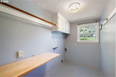 1666 Evergreen Dr, Eugene, OR 97404 - Photo 20