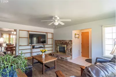 956 W Pilger St, Roseburg, OR 97471 - Photo 6