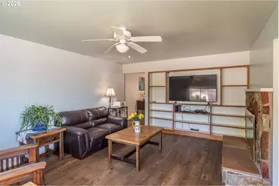 956 W Pilger St, Roseburg, OR 97471 - Photo 4