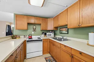 121 W C St, Springfield, OR 97477 - Photo 14