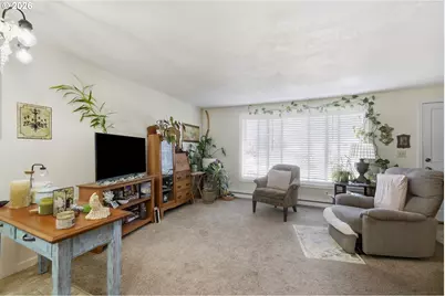 121 W C St, Springfield, OR 97477 - Photo 32