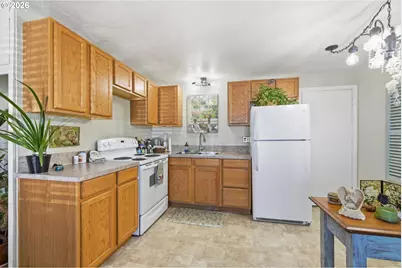 121 W C St, Springfield, OR 97477 - Photo 34