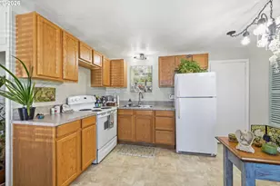 121 W C St, Springfield, OR 97477 - Photo 34