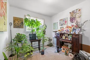 121 W C St, Springfield, OR 97477 - Photo 4