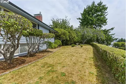 1037 N 10th St, Coos Bay, OR 97420 - Photo 2