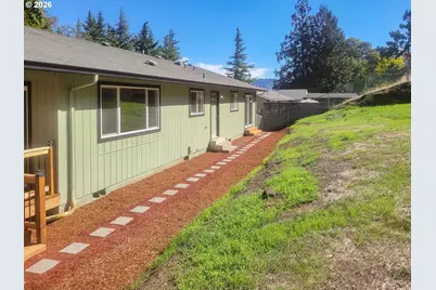 1358 NE Lincoln St, Roseburg, OR 97470 - Photo 16