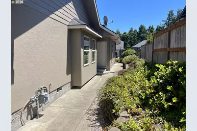 2180 Hayes St, North Bend, OR 97459 - Photo 12