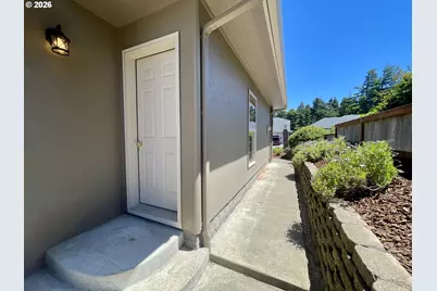 2180 Hayes St, North Bend, OR 97459 - Photo 6